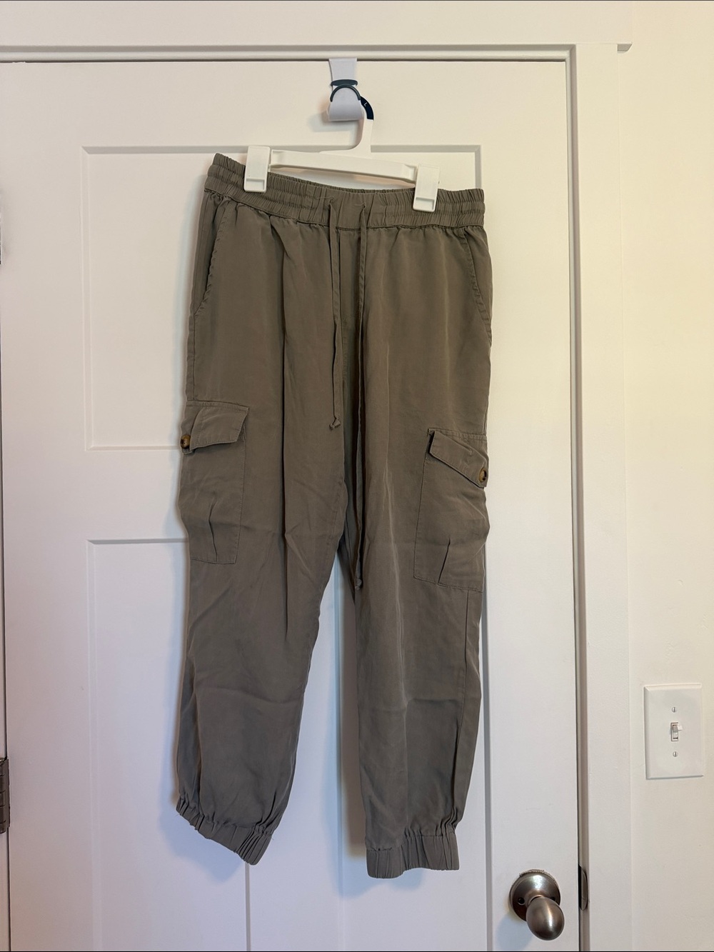 DownEast Olive Cargo Crop Jogger Pants. Size M.